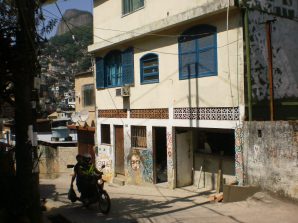 favela Rocinha - Il Garage letterario de Il Sorriso dei miei Bimbi - Garagem das Letras